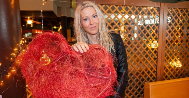 Simone Lugner mit einem großen Deko-Herz.
