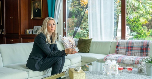 Simone Lugner sitzt auf ihrer Couch.