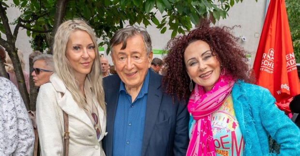 Simone, Richard und "Mausi" Lugner posieren für die Kamera