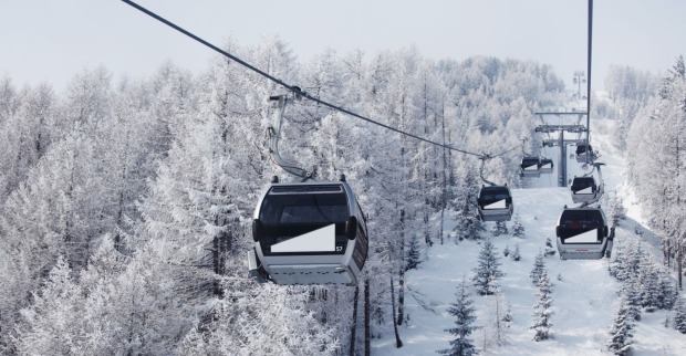 Gondelbahn in einem Skigebiet.