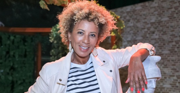 Arabella Kiesbauer lächelt