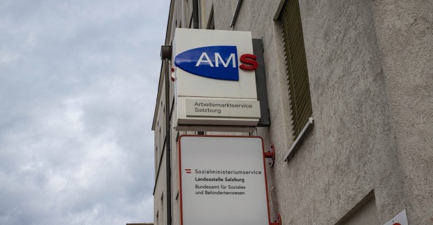 Das AMS-Gebäude in Salzburg von außen.