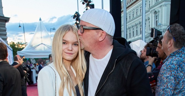 DJ Ötzi küsst Tochter Lisa Marie auf den Kopf