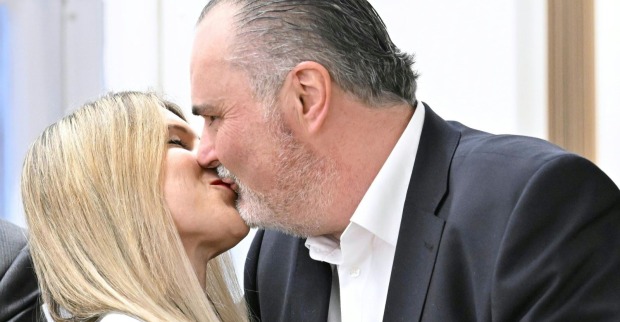 Große Erleichterung bei der SPÖ: Nach der ersten Hochrechnung teilt Hans Peter Doskozil seine Freude mit Ehefrau Julia mit einem Kuss.