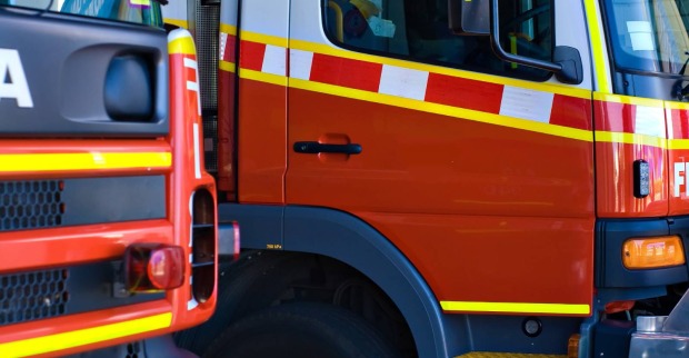 Nahaufnahme der Fronten zweier Feuerwehrautos