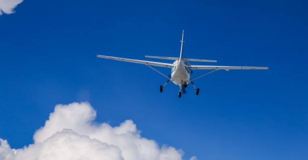 Cessna 208 Caravan-Flugzeug in der Luft