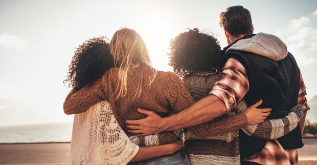 Freunde umarmen einander | Credit: iStock.com/jacoblund