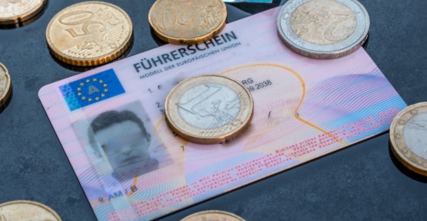 Der Führerschein im Scheckkartenformat kostet aktuell rund 61 Euro, künftig schlägt er mit rund 87 Euro zu Buche.