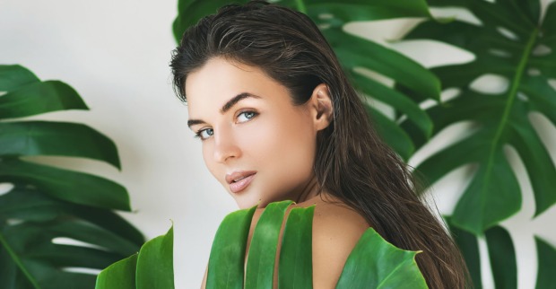 Frau mit langen Haaren | Credit: iStock.com/Jun