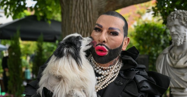 Harald Glööckler mit seinem Hund