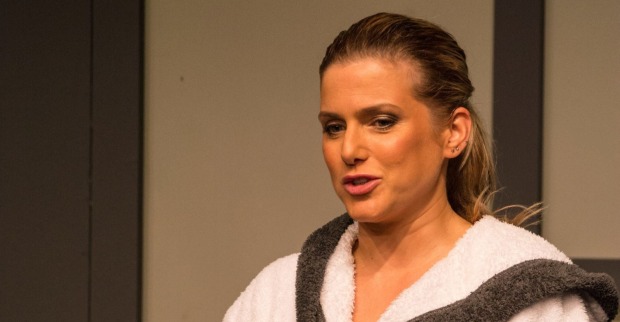Jeanette Biedermann mit ernstem Gesichtsausdruck