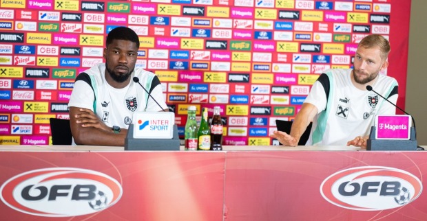 Kevin Danso und Konrad Laimer auf einer Pressekonferenz des ÖFB
