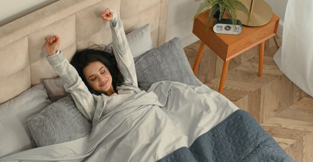 Frau wacht im Bett auf | Credit: iStock.com/Yuliia Kaveshnikova