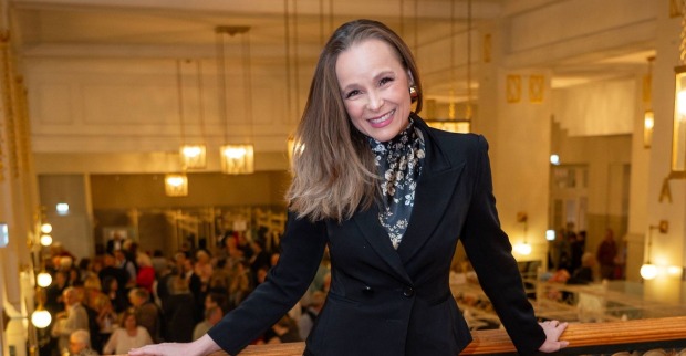 Missy May posiert in einem schwarzen Blazer