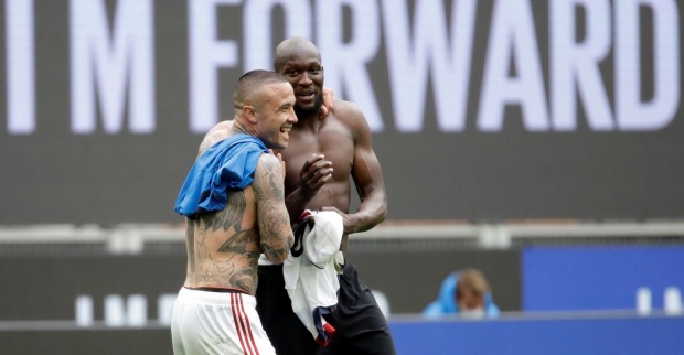 Nainggolan und Romelu Lukaku beim Training von Inter Mailand