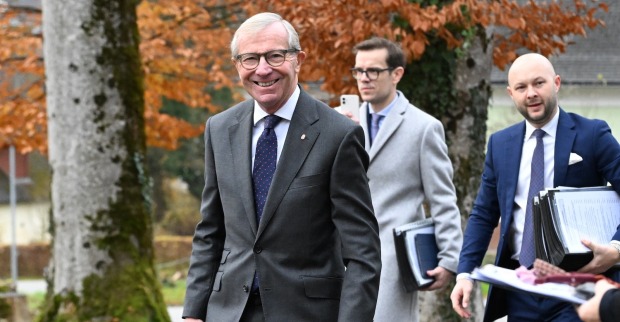 Wilfried Haslauer auf dem Weg zu einem Termin.