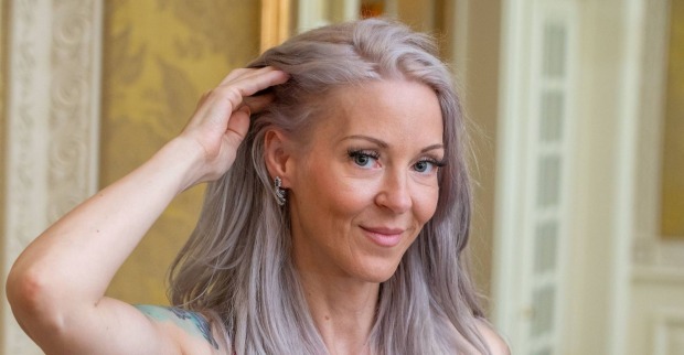 Simone Lugner greift sich in die Haare.