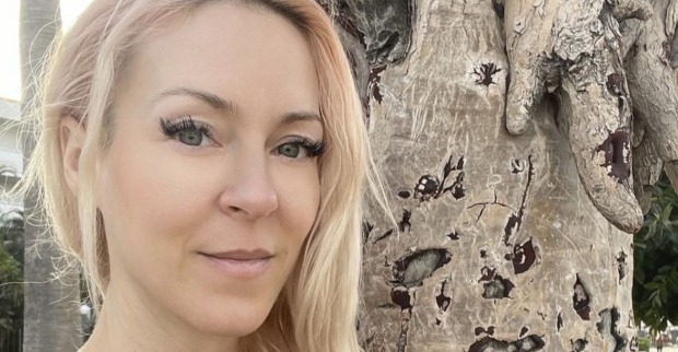 Simone Lugner vor einem Baum