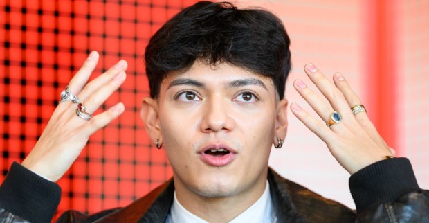 Sänger JJ (Johannes Pietsch) spricht und gestikuliert