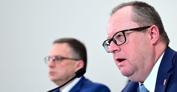 Klubobmann August Wöginger (ÖVP) und Budget- und Finanzsprecher Hubert Fuchs (FPÖ) im Rahmen einer PK mit dem Titel "Details zum Budgetfahrplan für eine sichere und stabile Zukunft" am Donnerstag, 16. Jänner 2025