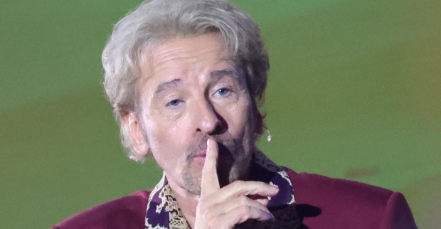 Thomas Gottschalk mit Finger auf den Lippen