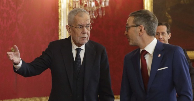 Van der Bellen hat Herbert Kickl zu Gesprächen über die Regierungsbildung in der Hofburg getroffen