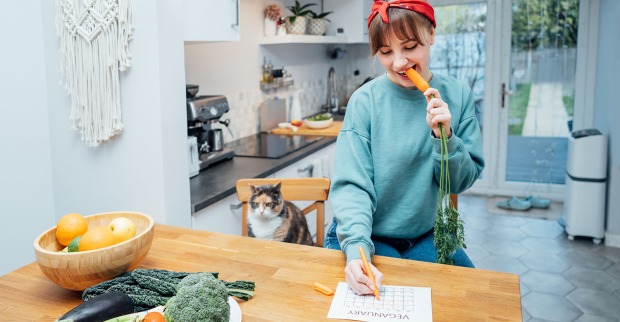 Frau isst Karotte | Credit: iStock.com/OKrasyuk