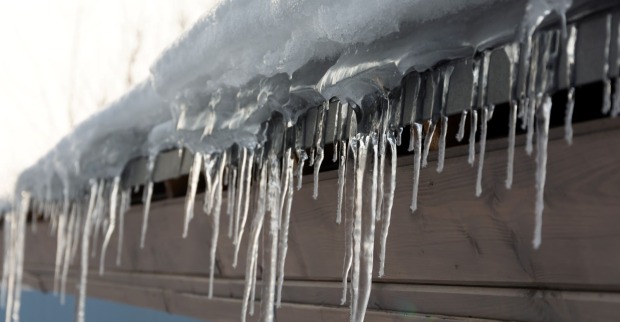 Eiszapfen an einem Dach.