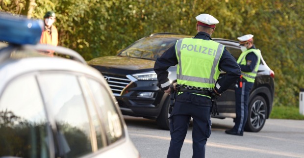 Polizisten bei einer Kontrolle