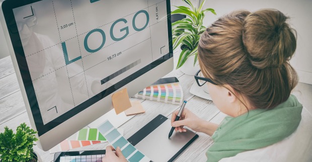 Junge Frau bei Designarbeit am Computer | Credit: iStock.com/scyther5