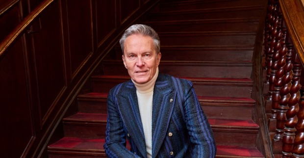 Alfons Haider auf einer roten Treppe/  Alfons Haider spielt eine Dragqueen im Musical „Alle reden nur noch von Jamie“