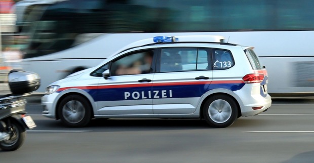 Polizeiauto auf dem Weg zu einem Einsatz.