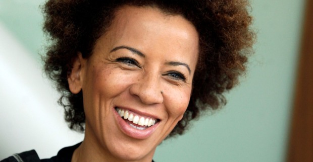 Arabella Kiesbauer lächelt
