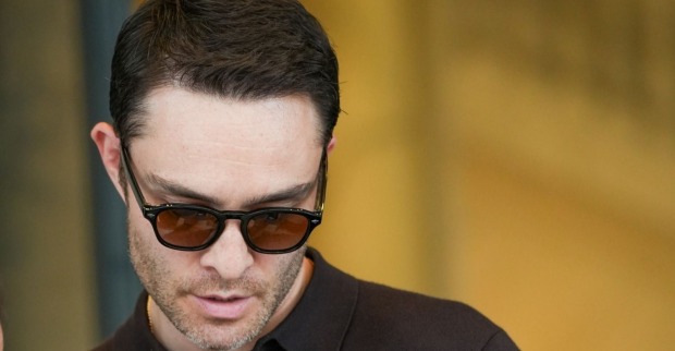 Ed Westwick trägt eine Sonnenbrille und schaut zu Boden