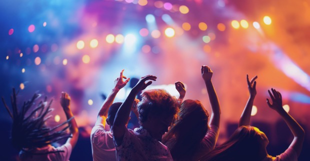 Besucher auf einem Konzert | Credit: iStock.com/Anton Vierietin