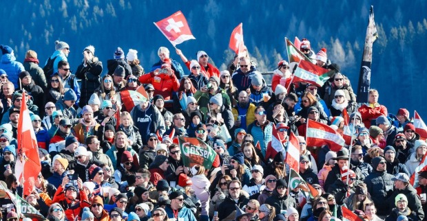 Fans in der Zielarea in Saalbach-Hinterglemm.