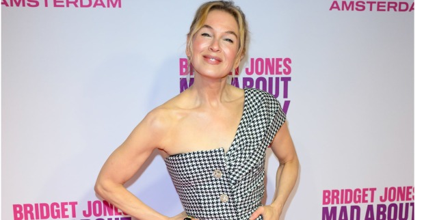 Blonde Frau in einem gemusterten Kleid am Roten Teppich