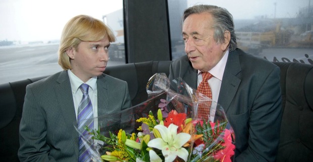 Helmut Werner und Richard Lugner sitzen auf schwarzer Couch