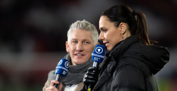 Esther Sedlaczek und Bastian Schweinsteiger mit Mikrophon