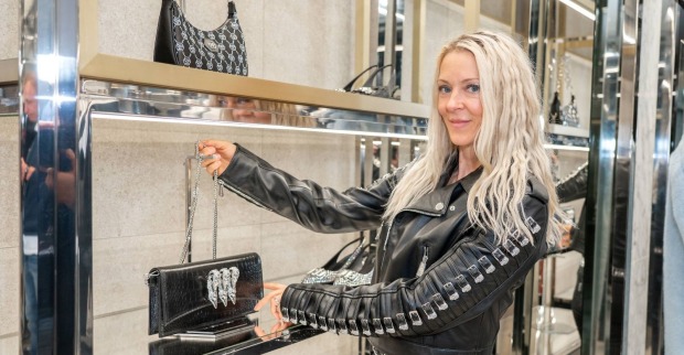 Simone Lugner mit schwarzer Lederjacke