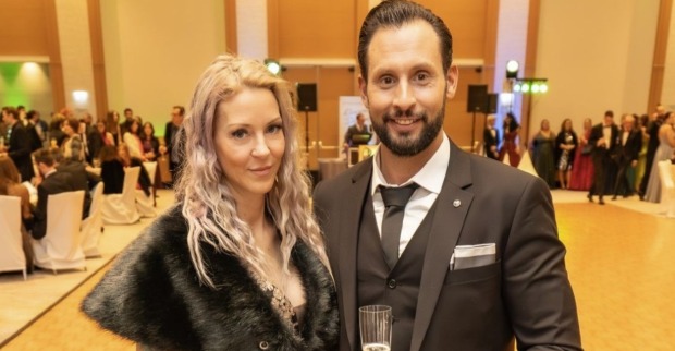 Simone Lugner und Christopher Dengg posieren zusammen