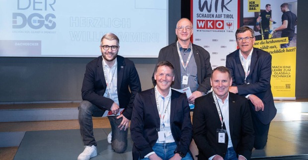 Fünf Herren sitzend
