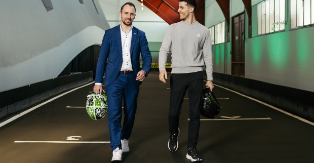 VKB-Generaldirektor Markus Auer mit DTM-Pilot Thomas Preining