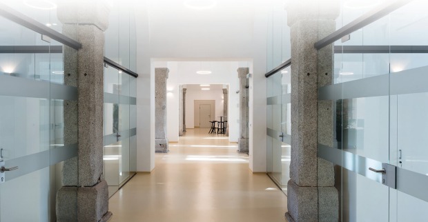 Geschäftslokal mit besonderem Flair aus altem Gemäuer und moderner Office-Umgebung.