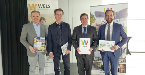 Peter Jungreithmair, (GF Wels Marketing &amp; Touristik GmbH), Hannes Lindner (geschäftsführender Gesellschafter Standort + Markt), Bürgermeister Andreas Rabl FPÖ) uns Wirtschaftsstadtrat Martin Oberndorfer (ÖVP) sind mit der Welser Innenstadt sehr zufrieden.