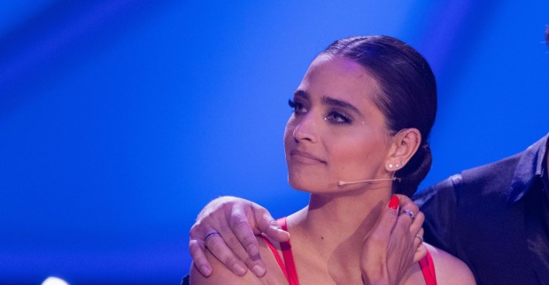 Amira Aly mit besorgtem Gesichtsausdruck