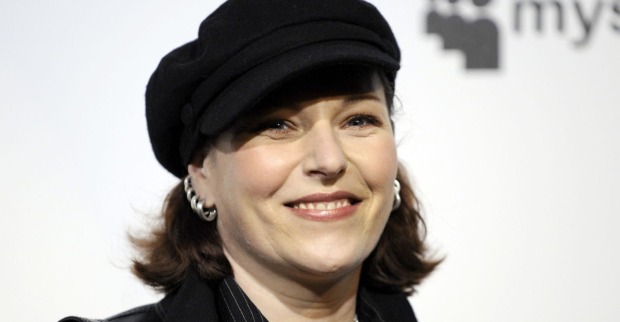 AnNa R.  lächelt