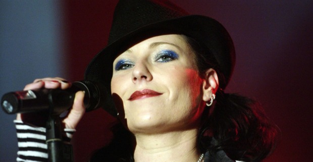 AnNa R.  mit Mikrophon