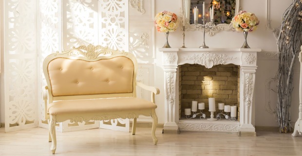 Weißes Regencycore-Sofa vor einem Kamin | Credit: iStock.com/satura86