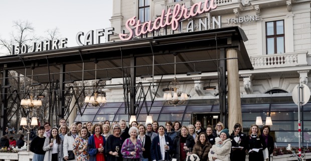 Frauengruppe vor dem Café Landtmann